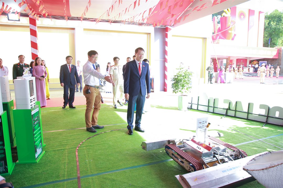 Lạc Hồng mang công nghệ đến Đại hội Đảng tỉnh Đồng Nai lần 1 (2025 - 2030)  Trong khuôn khổ Đại hội đại biểu Đảng bộ tỉnh Đồng Nai lần I, nhiệm kỳ 2025 – 2030, Trường Đại học Lạc Hồng (LHU) vinh dự góp mặt với vai trò đơn vị tham gia triển lãm, giới thiệu các sản phẩm nghiên cứu khoa học, giải pháp công nghệ và mô hình sáng tạo tiêu biểu. Đây là dịp để LHU khẳng định vị thế trong nghiên cứu khoa học, đổi mới sáng tạo và chuyển giao công nghệ, đồng thời thể hiện trách nhiệm của nhà trường trong việc đồng hành cùng sự phát triển bền vững của tỉnh nhà. Tập thể giảng viên, cán bộ LHU tại gian hàng triển lãm công nghệ, đồng hành cùng Đại hội Đảng bộ tỉnh Đồng Nai lần I (2025 – 2030). Không gian triển lãm của LHU đã để lại ấn tượng mạnh mẽ với các sản phẩm nổi bật như Robot AI Service; các sản phẩm nghiên cứu trong lĩnh vực dược phẩm; công nghệ thực phẩm; cùng những mô hình sáng tạo ứng dụng trong thực tiễn. Robot AI Service của Đại học Lạc Hồng gây ấn tượng mạnh, thu hút sự chú ý của các đại biểu tại không gian triển lãm. Đặc biệt, trong sáng ngày 28/9/2025, Đ/c Vũ Hồng Văn – Bí thư Tỉnh uỷ, Trưởng Đoàn đại biểu Quốc hội tỉnh Đồng Nai cùng các đồng chí lãnh đạo tỉnh đã đến tham quan, tìm hiểu các sản phẩm công nghệ của LHU. Sự quan tâm, động viên và ghi nhận từ lãnh đạo tỉnh chính là nguồn khích lệ to lớn, tiếp thêm động lực để thầy và trò Lạc Hồng tiếp tục khẳng định vai trò tiên phong trong nghiên cứu khoa học, đổi mới sáng tạo và chuyển giao công nghệ. Đ/c Vũ Hồng Văn – Bí thư Tỉnh ủy, Trưởng Đoàn ĐBQH tỉnh Đồng Nai, bày tỏ sự quan tâm đến sản phẩm công nghệ do giảng viên và sinh viên LHU nghiên cứu, phát triển. Sự hiện diện của LHU tại Đại hội lần này không chỉ dừng lại ở việc hoạt động trưng bày sản phẩm, mà còn là lời khẳng định về cam kết phát triển bền vững theo phương châm “Chất lượng – Uy tín – Tiên phong”. Những công trình, giải pháp được giới thiệu chính là minh chứng cho khát vọng của LHU trong việc đồng hành cùng tỉnh Đồng Nai ở giai đoạn phát triển mới. Tại Đồng Nai, LHU chính là địa chỉ đào tạo gắn liền thực tiễn khoa học – công nghệ. Hằng năm, Trường đào tạo đội ngũ kỹ sư, cử nhân, thạc sĩ, tiến sĩ… chất lượng, giữ vai trò then chốt cho sự bứt phá và hội nhập.  Với niềm tự hào về thành tích quốc tế (3 lần vô địch ABU Robocon, 5 lần vô địch Shell Eco Marathon Asia, 10 lần vô địch Robocon Việt Nam), Đại học Lạc Hồng tiếp tục khẳng định vị thế tiên phong, sẵn sàng hội nhập toàn cầu và đóng góp tích cực cho cộng đồng.  Một số hình ảnh tại gian hàng triển lãm của Đại học Lạc Hồng: