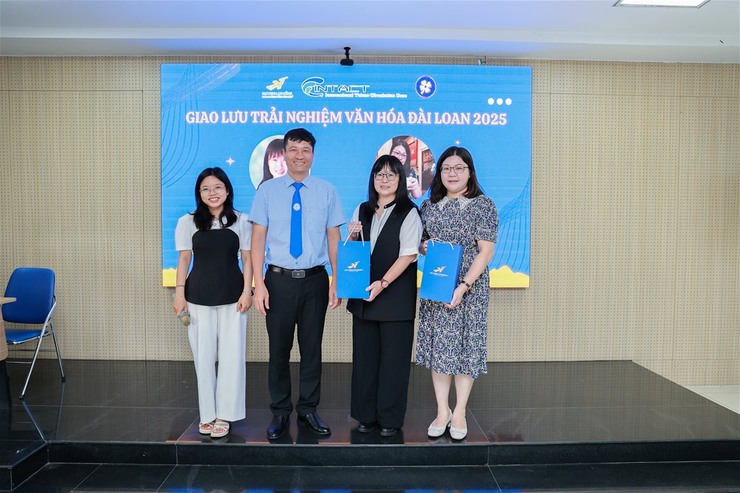 Giao lưu học thuật và văn hóa Đài Loan cùng giảng viên Đại học Minh Tân (Đài Loan) tại LHU Sáng nay, sinh viên Trường Đại học Lạc Hồng đã có dịp tham gia một buổi giao lưu đặc biệt với hai giảng viên đến từ Trung tâm Hoa Ngữ, Đại học Minh Tân (Đài Loan). Chương trình được thiết kế thành ba phần phong phú, mang đến cho sinh viên không chỉ kiến thức ngôn ngữ mà còn là những trải nghiệm văn hóa đặc sắc. Phần 1: Giao lưu học thuật Các giảng viên đã giới thiệu đến sinh viên nhiều trang web hữu ích giúp tự học và ôn luyện chứng chỉ TOCFL trực tuyến, điển hình như https://tocfl.edu.tw/tocfl/. Sinh viên còn được trực tiếp luyện đề ngay tại buổi giao lưu, qua đó rèn luyện kỹ năng ngôn ngữ một cách sinh động. Không khí lớp học thêm phần sôi nổi với trò chơi học từ vựng tiếng Trung, nơi mỗi câu trả lời đúng đều mang đến một phần quà hấp dẫn. Tiếp nối, sinh viên được tìm hiểu về kết cấu chữ Hán, quy tắc viết bút thuận và tham gia trò chơi “đoán chữ Hán cổ” đầy thú vị. Một điểm nhấn của phần học thuật là hoạt động học hát tiếng Trung với ca khúc 我的未来不是梦 (Tương lai của tôi không phải là mơ), do cô Lâm Tiệp trực tiếp hướng dẫn. Với giai điệu tươi vui, ca từ giàu ý nghĩa, bài hát đã truyền tải thông điệp tích cực: hãy sống hết mình, kiên trì theo đuổi ước mơ, bởi “tương lai của tôi không phải là mơ”. Phần 2: Giới thiệu học bổng chương trình tài năng INTENSE do Bộ Giáo dục Đài Loan tài trợ Cô Lý Hải Yến đã chia sẻ nhiều thông tin thiết thực về học bổng chương trình tài năng INTENSE, đặc biệt là chính sách hỗ trợ dành cho sinh viên đạt chứng chỉ trình độ A2. Đây là cơ hội quý giá mở ra con đường học tập và nghiên cứu tại Đài Loan cho sinh viên LHU. Phần 3: Trải nghiệm văn hoá Không chỉ dừng lại ở ngôn ngữ, sinh viên còn được đắm mình trong những nét đẹp văn hóa truyền thống Trung Hoa. Ngay tại lớp học, các em đã tự tay làm lồng đèn, viết lên đó những điều ước, lời chúc tốt đẹp gửi đến gia đình và bạn bè. Bên cạnh đó, cô Triệu Thần Dư còn hướng dẫn nghệ thuật cắt giấy tinh xảo, đồng thời giới thiệu cách ứng dụng vào việc làm thiệp chúc mừng. Buổi giao lưu khép lại trong không khí vui tươi, đong đầy trải nghiệm. Thông qua chương trình, sinh viên LHU không chỉ tiếp cận thêm kiến thức học thuật mà còn mở rộng tầm nhìn văn hóa, nuôi dưỡng niềm yêu thích với tiếng Trung và khát vọng vươn ra thế giới.